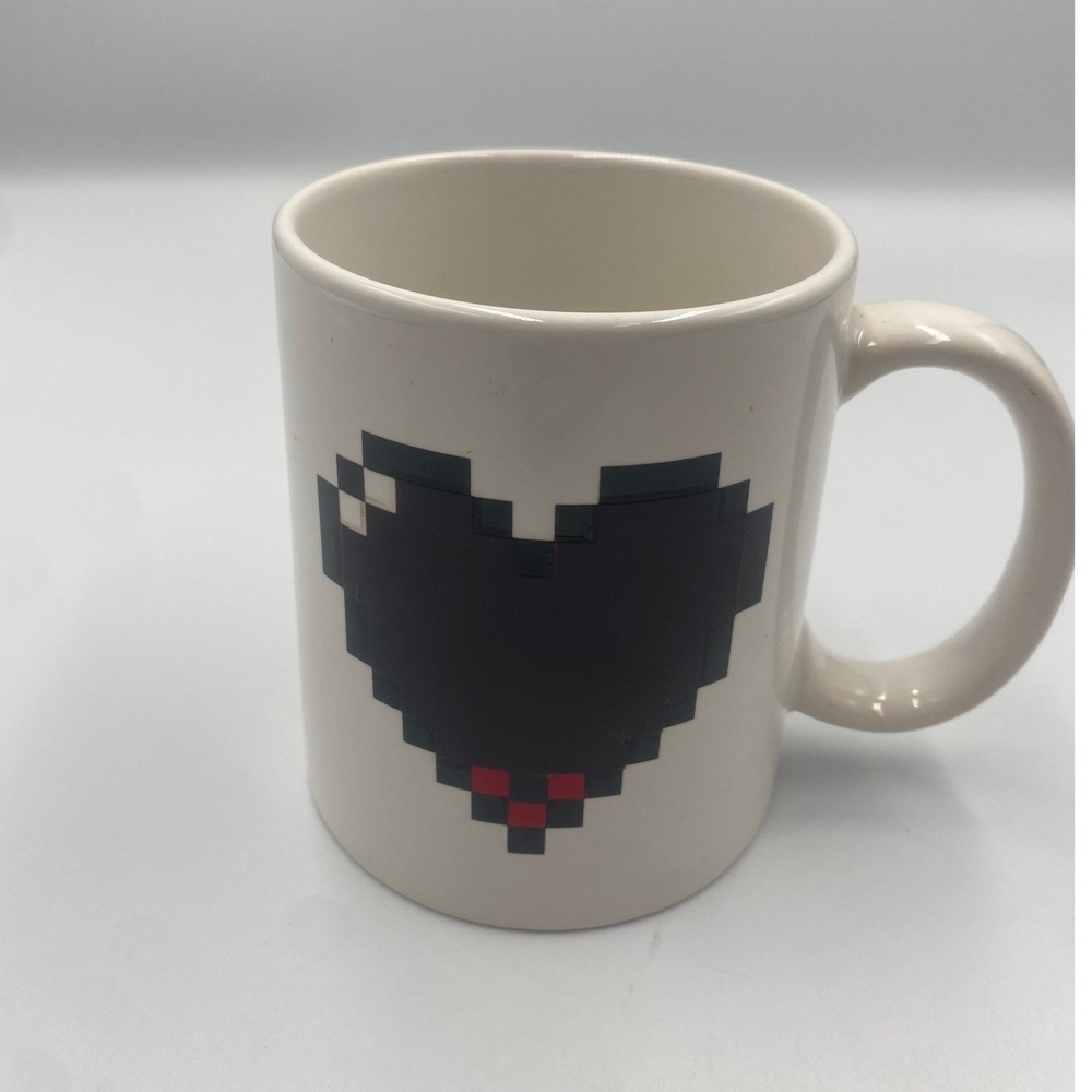 Kikkerland Pixel Heart Gamer Coffee Mug White with Black and Red Heart‎ EUC